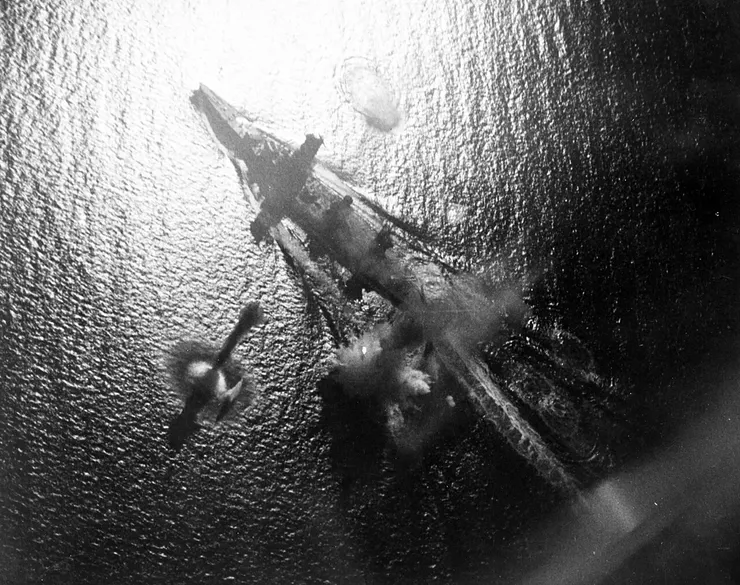 1944年10月24日,山城號在蘇祿海遭到美國飛機的攻擊。