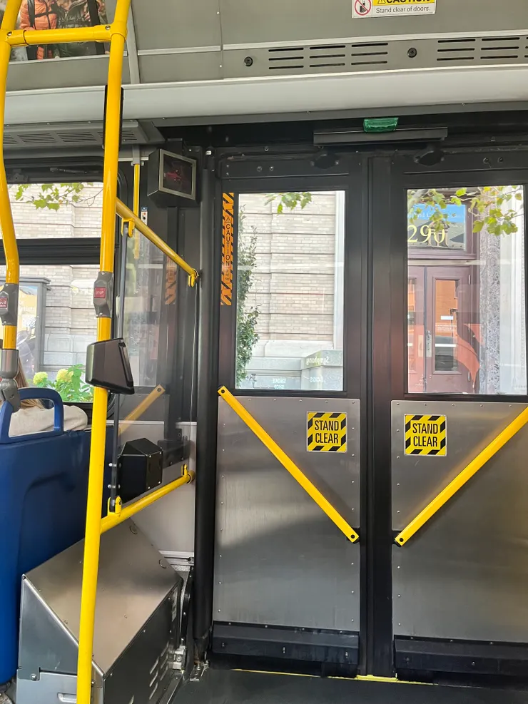 鑲嵌在立柱上的下車鈴