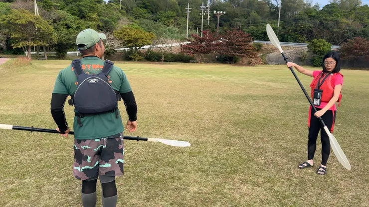 下水前會先教划獨木舟的方法