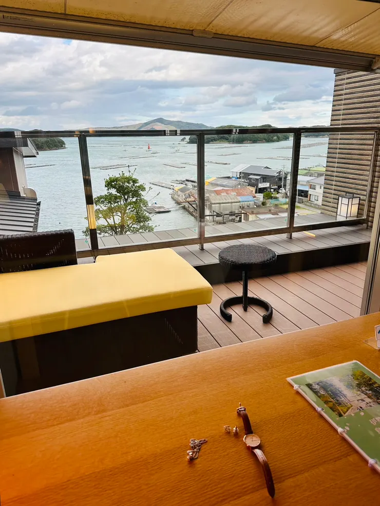 房間望出去的生浦灣，房間內早晚餐的餐桌跟室外陽台的躺椅.