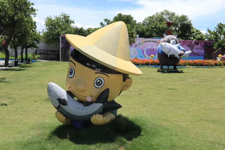 抱著上岸大魚的漁夫與高熊熊