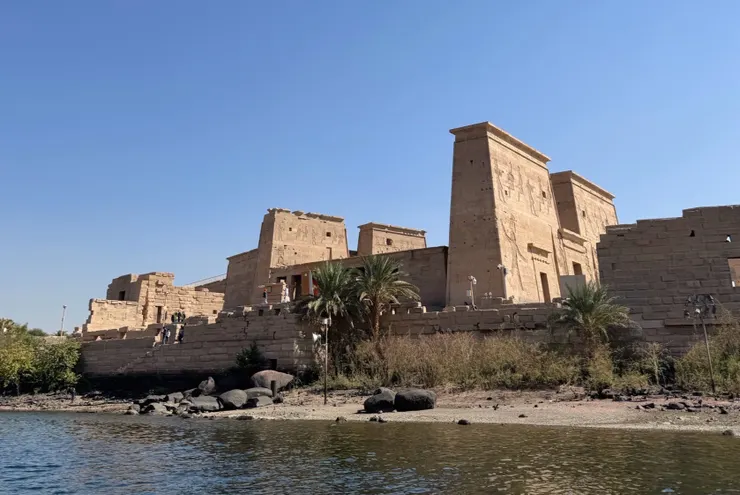 從船上望去的菲萊，壯觀而美麗