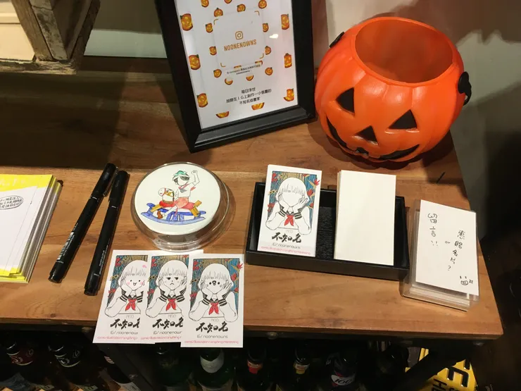以培養皿裝裱的原畫與同樣無臉的risoprint名片，檔期挑了自己喜歡的萬聖節，因此名片惠賜盒是南瓜燈www
