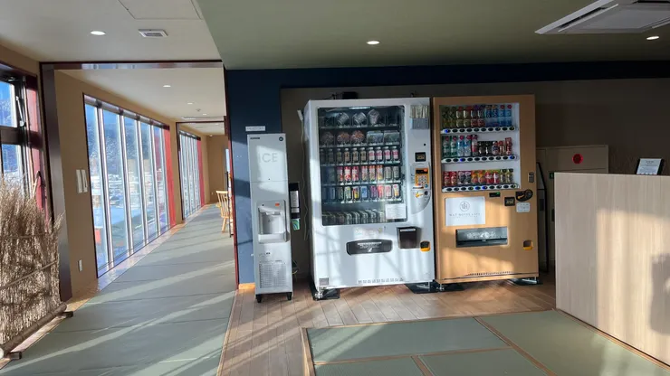 不少人會在泡完湯來杯酒。