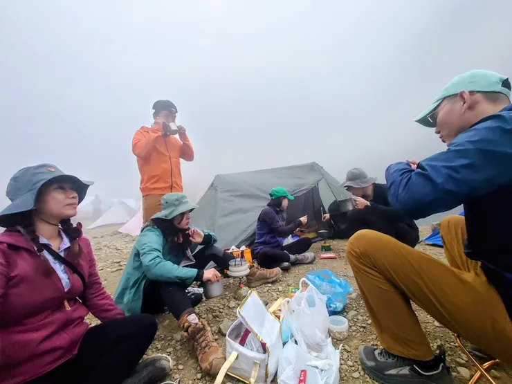 有買協作餐的在不遠處用餐，沒買協作餐的聚在一起抱團取暖，一起吃晚餐互相蹭飯幫忙減輕重量最開心