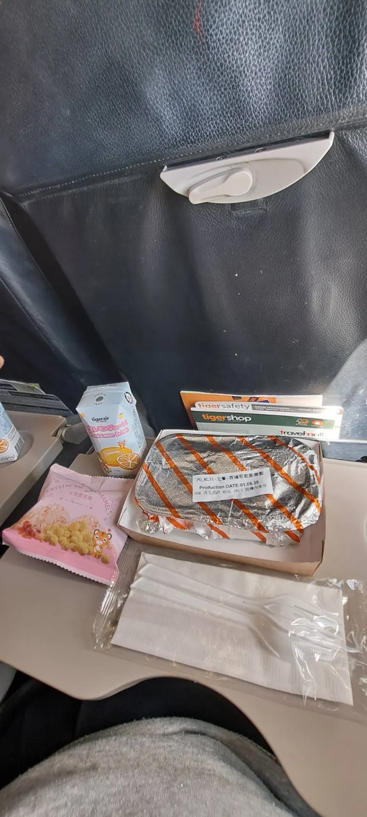 這是桃園飛日本的台灣虎航飛機餐!還有柳橙汁和爆米花耶!超讚!