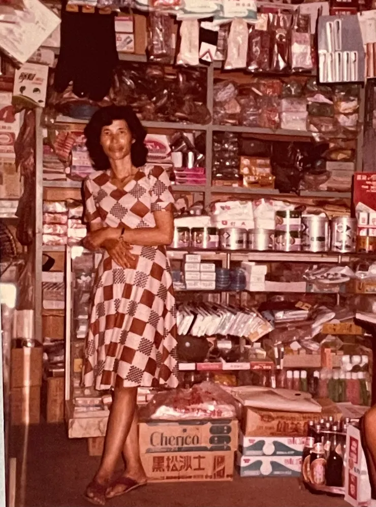 媽媽從年輕就自己做洋裝，對穿著很有想法。