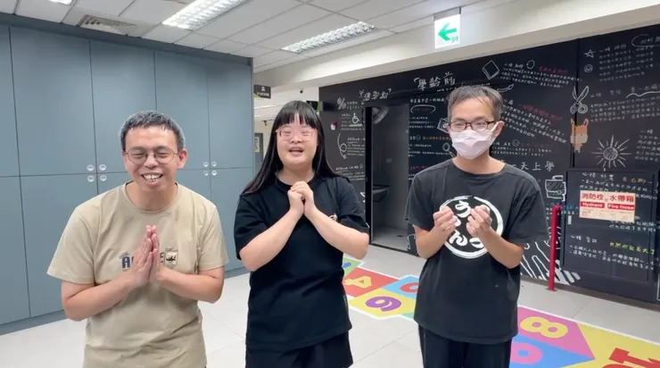 明倫小作所的孩子祝福勾錐拉生日快樂