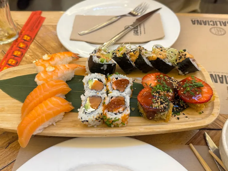 最後一晚慶功宴在compostela的複合式餐廳“Mercado La Galicia” 用晚餐。坐在餐廳位置由服務生點餐，四週有好幾家餐廳，我們選了牛排，扇貝，壽司還有白酒。