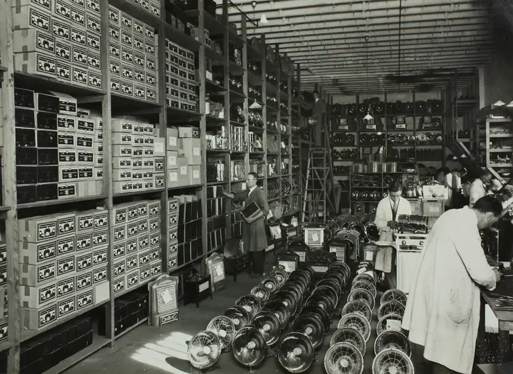 當 AI 系統看起來「過於神奇」時,背後往往隱藏著一群默默付出的勞動者。Photo by Museums Victoria on Unsplash