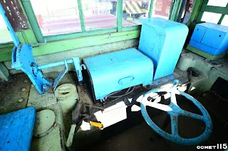 由於沒有設置車門，所以要從窗戶爬進去駕駛室