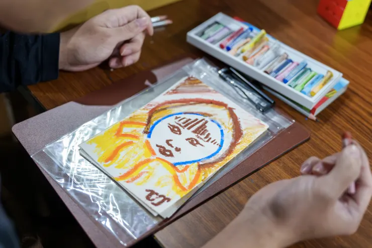 男孩畫像躍然紙上。