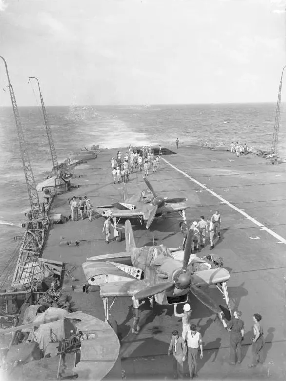 1942年5月,可畏號飛行甲板上的海燕式戰鬥轟炸機。