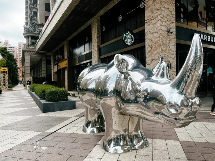 這建設周遭都有這樣的犀牛造景，我戲稱那是象徵資本主義的貪婪，有如華爾街那隻牛