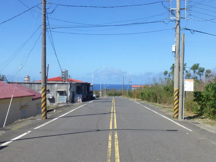圖示：台灣屏東小琉球島（琉球鄉）環島公車的天台站站牌，就在中正路上，可看到台灣海峽。圖片來源為張居隱：https://www.shutterstock.com/zh-Hant/image-photo/2652875895