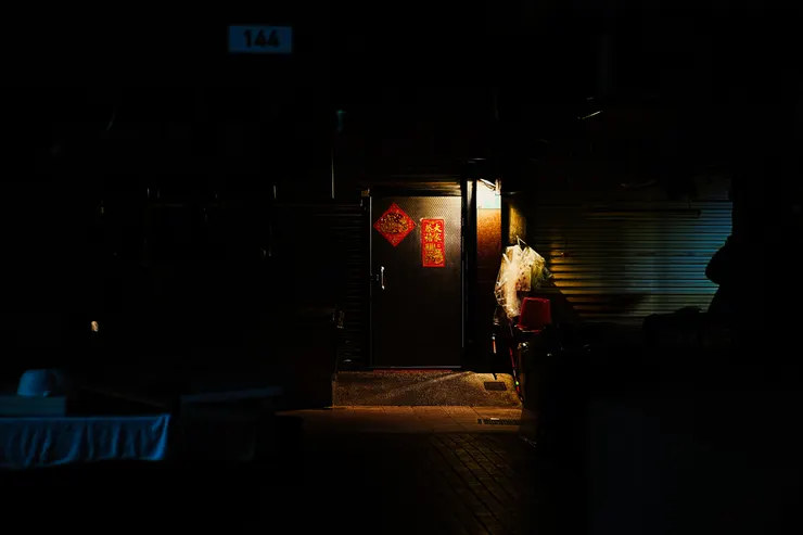 已休息的市場盡頭的一道門，門的另一邊會是什麼樣的世界呢？