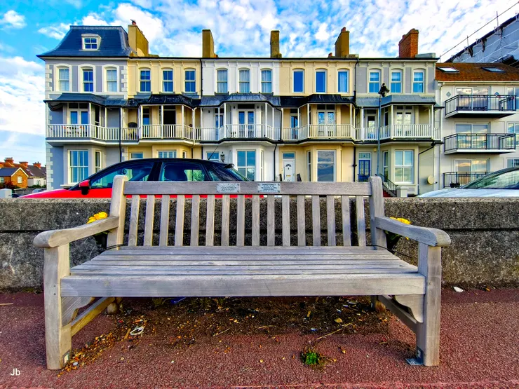 【路旁空椅說這是充滿回憶之道！仔細看，椅背多半釘著小銘牌。】