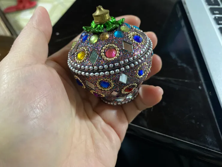 阿姨送的彩色小罐子，說是結緣禮，這很台灣風格啊