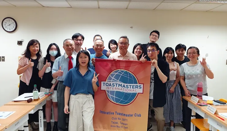 這群人,沒有職稱、沒有利害關係。只是一起學著說話、聽彼此的故事。