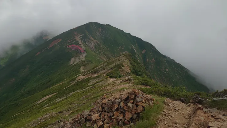 往五龍碎石坡上回望山莊