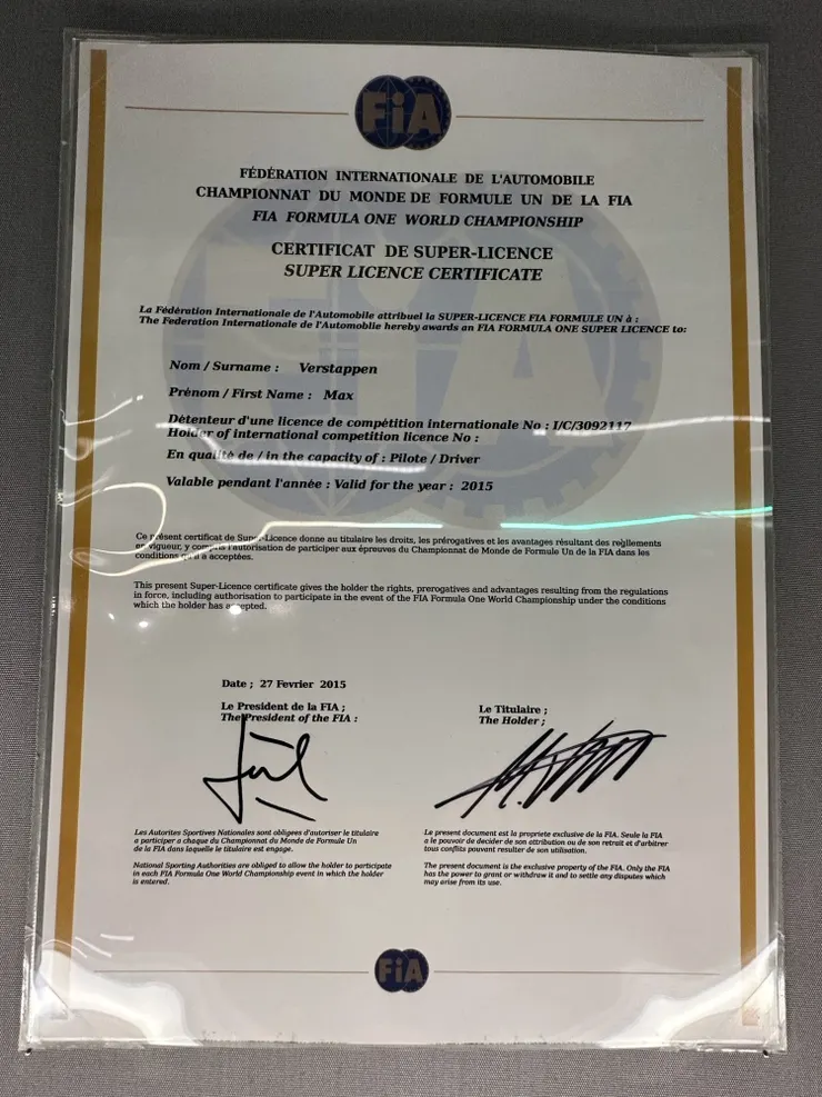 雖然英文叫做Licence，但和一般想像中的駕照形式不太一樣，只是一張薄薄的紙而已，而且效期還很短。這張是2015年Max Verstappen拿到的第一張Super Licence。