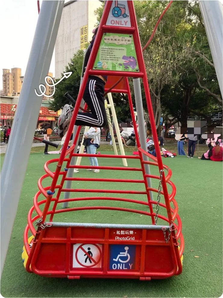 輪椅盪鞦韆不是海盜船也不是攀爬架。〔台中三信公園〕