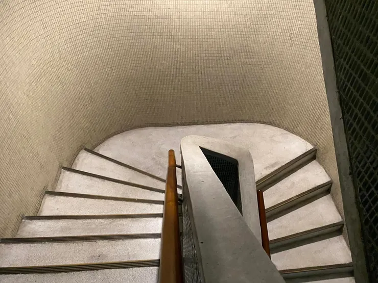 柔和的梯間線條