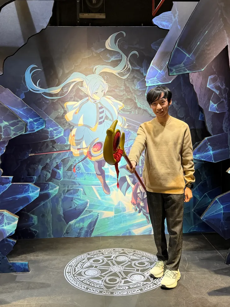 芙莉蓮的魔杖拍照點，另外也有費倫、修爾塔克的魔杖/斧頭可選