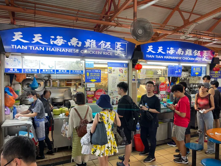 鼎鼎大名的「天天海南雞飯」，其實也是座落在熟食中心(Hawker Center)