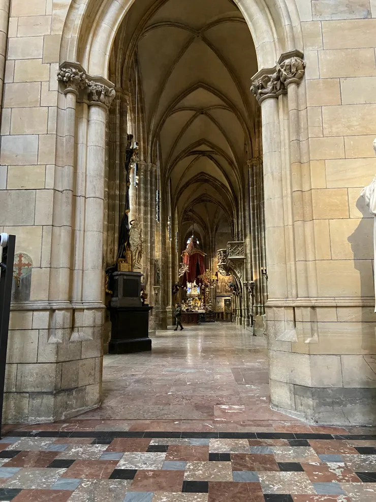 聖約翰離我好遠喔!!! 前面的區域全部被管制，應該是要管制人流的關係，所以都沒開放