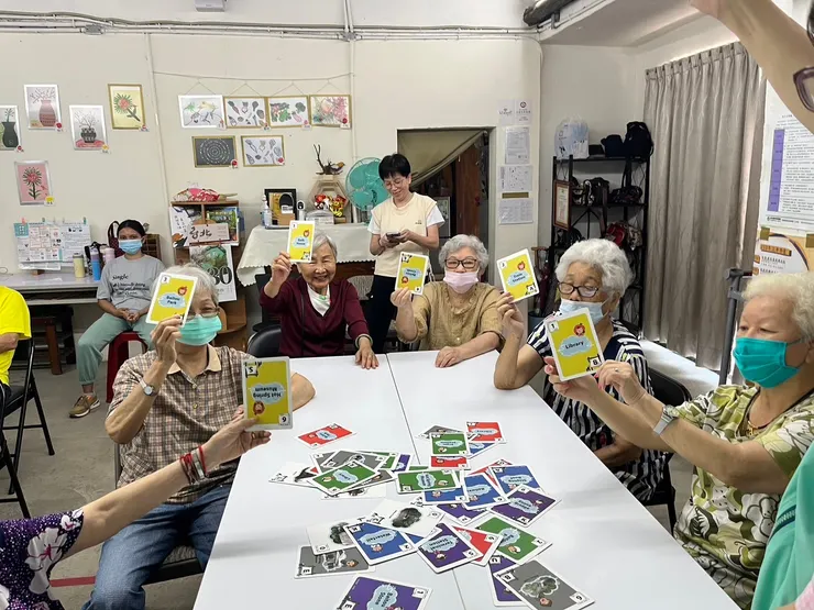 長輩們玩英文桌遊