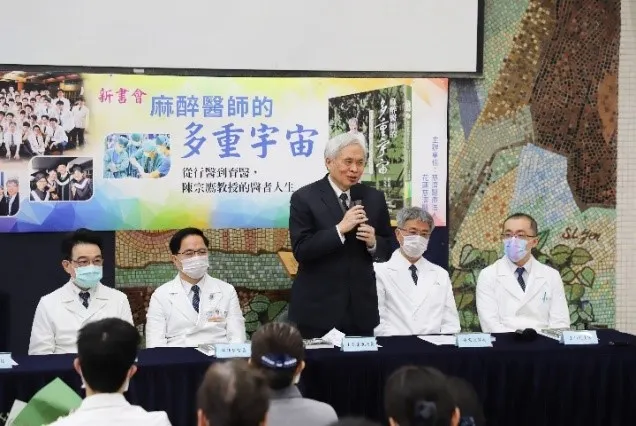 王本榮執行長感恩陳宗鷹院長把醫學教育和臨床醫療連結起來，建構一個東部守護健康、守護愛的保壘。