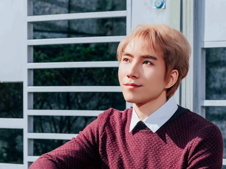 圖說：男生也能擁有韓劇男主氛圍，曼都「霧感奶茶棕氣墊燙」搭配乾淨眉型與自然修容，好感度瞬間提升。（資料來源：曼都髮型）