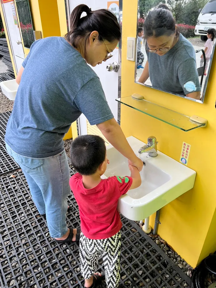 母老虎教小老鼠洗手