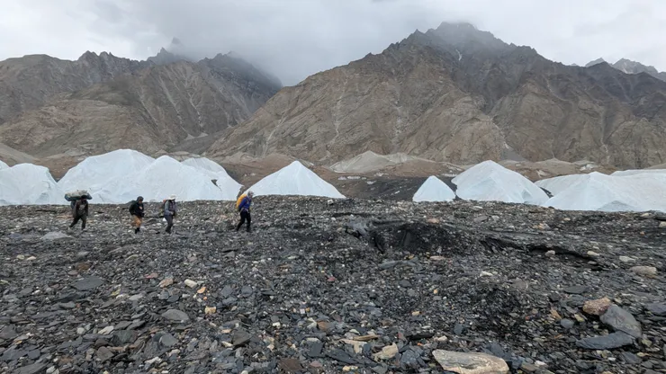 還是走在冰磧石上，但是旁邊已經出現了一座座的小冰丘。