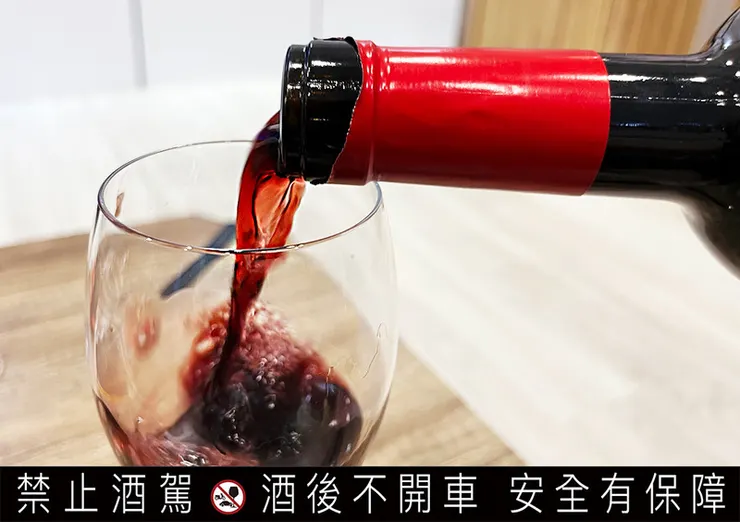 超商紅酒推薦｜西班牙紅酒SALINA紗莉那，7-11到全聯都能入手│SALINA紗莉那紅酒紅款+金款 遮掩女孩