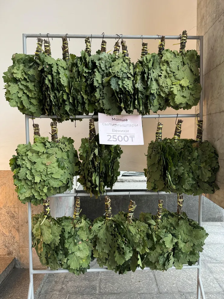 中間價位 2,500 tenge 約175台幣的葉扇應該最多人買，因為擺最多