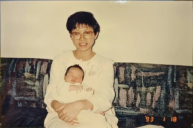 【老婆抱著兒子的，1993/01/18在月子中心，出生11天。】