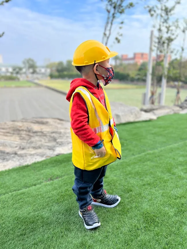 黃色安全帽及反光背心