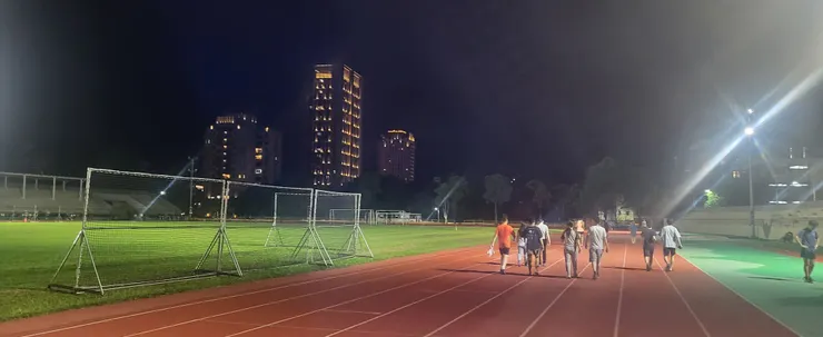 這是田徑場，遠處高樓前便是興大康河