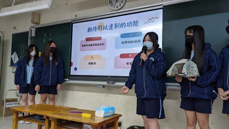 各組會用一節課，以3分鐘 Pitch (成果展示) + 1分鐘現場問答 + 1分鐘組間互評，來完整體驗一次從0到1的產品開發流程，而最終的「問世」（獲得他人回饋）也是很關鍵的。