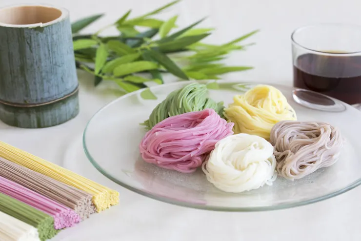 索餅（上）與素麵（下）都是日本七夕習俗中常見的食物（圖源／https://shun-gate.com/zh/power/power_69/）