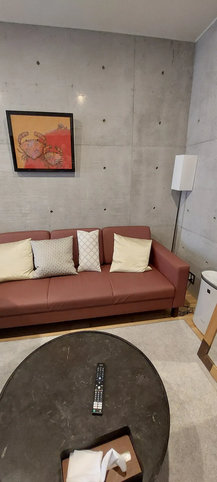 公寓內有個小客廳,一起用餐很方便