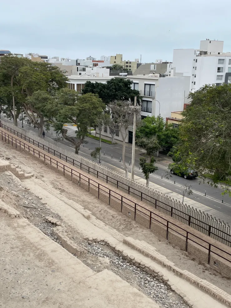 有一道圍牆間隔