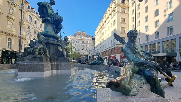 維也納的噴泉雕像很有趣..海神洗腳嗎