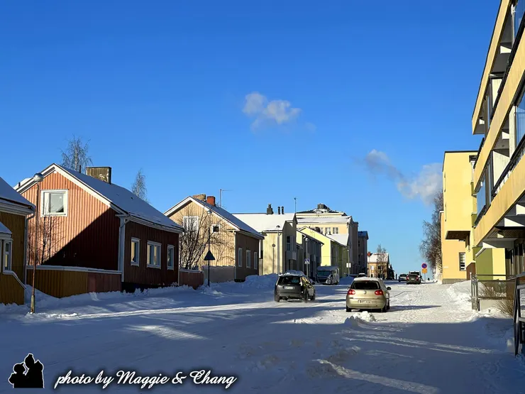 從挪威一路往凱米的途中,窗外的街景美得像明信片。在晴朗的藍天下,屋頂被厚厚白雪覆蓋,閃著細緻光澤。 一排排色彩繽紛的木屋錯落有致,紅的、黃的、藍的,像糖果一般在雪地中綻放,真是美不勝收。