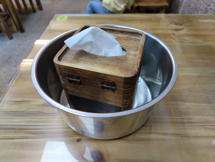 每桌都有大鐵鍋跟衛生紙
