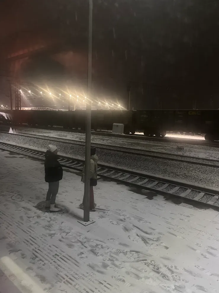 風雪下的車站月台