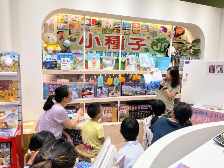 相似類型的題材繪本《我的!》,是「共好新世界」系列中的其中一本。主旨是一隻獨居生活在冰原上的北極熊,因為陸地上再也沒有比他更強壯的對手而變得自大,但在某日當他抵達海洋,一支比他大十倍以上的巨鯨破開水面,使價值觀開始翻轉的故事。