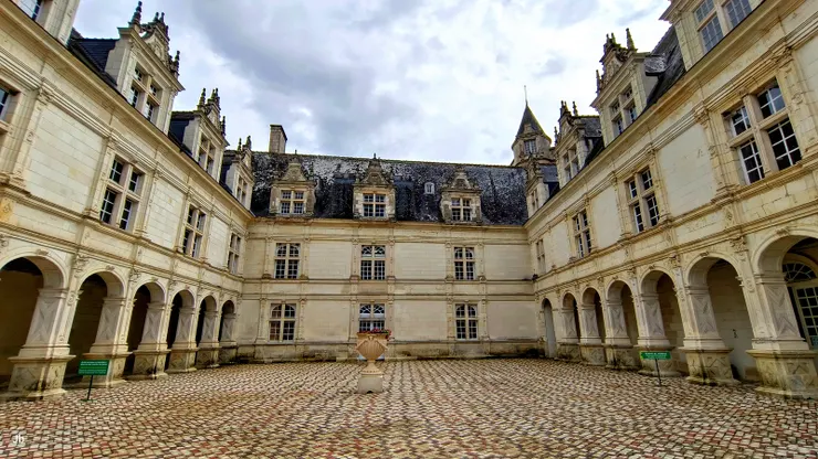 【登上古堡中庭】